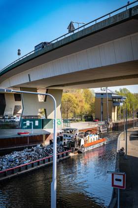 Berlin Charlottenburg-Wilmersdorf, Charlottenburg-Nord; Rudolf-Wissell-Brücke, Stadtautobahn, Stadtring BAB A 100, Brücke über Schleuse Charlottenburg sowie die Spree - 09.04.2025 Berlin