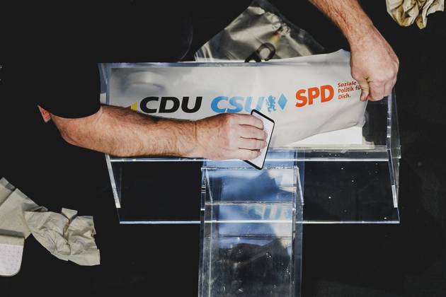Bilder des Jahres 2025, News 04 April Das Rednerpult wird mit den Parteilogos von CDU, CSU und SPD beschriftet vor einer Pressekonferenz nach erfolgreichen Koalitionsverhandlungen zwischen SPD und CDU CSU in Berlin, 09.04.2025. Berlin Deutschland Copyright: xFlorianxGaertnerx