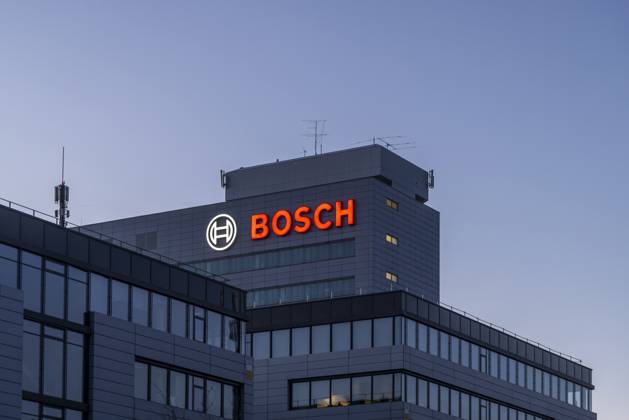 Bosch Werk in Schwieberdingen am Abend mit Abendrot. Beleuchtetes Logo der Firma. 04.04.2025: Schwieberdingen, Baden-Württemberg, Deutschland, Europa