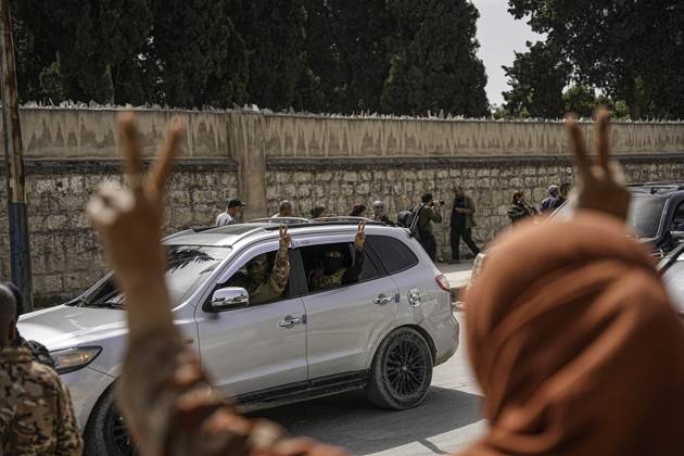 Bilder des Jahres 2025, News 04 April News Bilder des Tages SDF Fighters Leave Aleppo A civilian raises a peace sign as armed vehicles exit the neighborhood in Aleppo on April 9, 2025. The withdrawal continues as part of the agreement between the SDF and Syria™s central government and is proceeding in planned phases. Aleppo Aleppo Syria Copyright: xMohamadxDaboulx