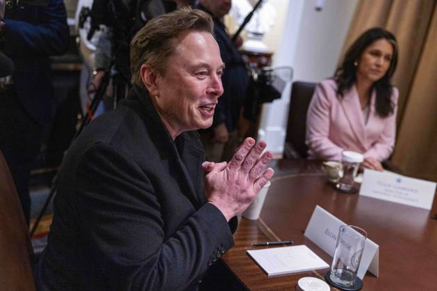 Bilder des Jahres 2025, News 04 April News Themen der Woche KW15 News Bilder des Tages US President Donald J. Trump hosts a cabinet meeting Elon Musk, CEO of Tesla and senior advisor to the president of the United States, delivers remarks during a Cabinet meeting in the Cabinet Room of the White House in Washington, DC, USA 10 April 2025. WASHINGTON DISTRICT OF COLUMBIA United States  Copyright: xPool ABACAx