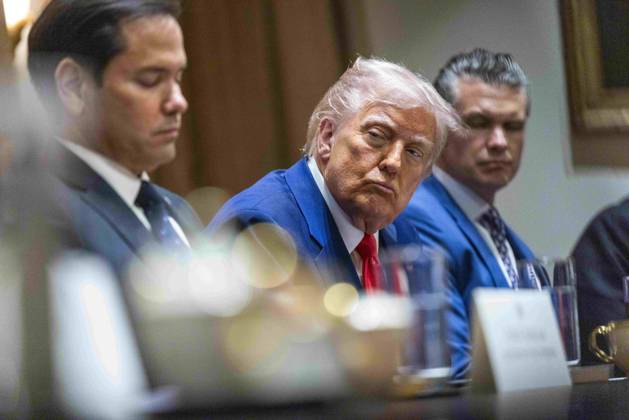 Bilder des Jahres 2025, News 04 April News Bilder des Tages US President Donald J. Trump hosts a cabinet meeting US President Donald J. Trump listens to remarks during a Cabinet meeting in the Cabinet Room of the White House in Washington, DC, USA 10 April 2025. WASHINGTON DISTRICT OF COLUMBIA United States  Copyright: xPool ABACAx