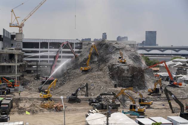 Bilder des Jahres 2025, News 04 April News Themen der Woche KW15 News Bilder des Tages April 11, 2025, Bangkok, Bangkok, Thailand: Heavy machinery is used to clear away wreckage from the State Audit Office construction site collapse in Bangkok, Thailand caused by the March 28th 7.7 earthquake in neighboring Myanmar. The under construction government high rise stood at 33 stories tall when the earthquake struck while the workers were on their lunch break, causing it to implode downward with violent force. Official numbers list 27 dead and 19 injured from the site with 67 still unaccounted for. Bangkok Thailand - ZUMAt128 20250411_zap_t128_004 Copyright: xAdryelxTalamantesx