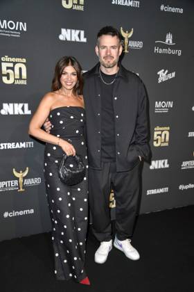 Johannes Strate (Revolverheld) und Freundin Anna Angelina Wolfers beim bei der 47. Verleihung des Jupiter Awards in Hamburg am 10.04.2025