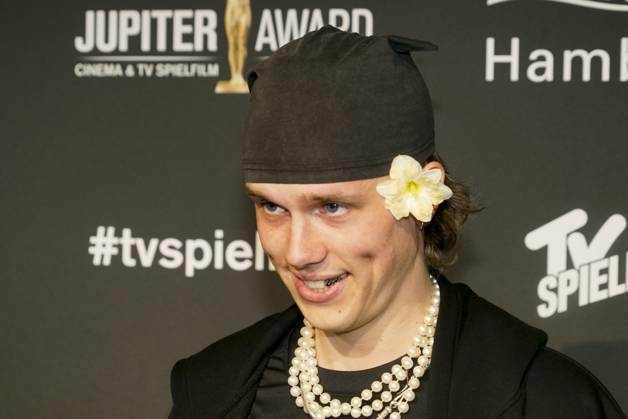 Noah Kraus, Saenger und Schauspieler, zu Gast auf dem roten Teppich bei der Preisverleihung des 47. Jupiter-Award im Altonaer Kaispeicher am 10.04.2025 in Hamburg Hamburg Deutschland
