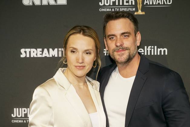 Marc Barthel, Schauspieler, und seine Partnerin Anna Hofbauer zu Gast auf dem roten Teppich bei der Preisverleihung des 47. Jupiter-Award im Altonaer Kaispeicher am 10.04.2025 in Hamburg Hamburg Deutschland