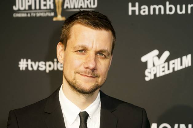 Tobias Schlegl, Moderator und RettungssanitÂäter zu Gast auf dem roten Teppich bei der Preisverleihung des 47. Jupiter-Award im Altonaer Kaispeicher am 10.04.2025 in Hamburg Hamburg Deutschland