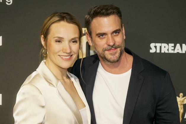 Marc Barthel, Schauspieler, und seine Partnerin Anna Hofbauer zu Gast auf dem roten Teppich bei der Preisverleihung des 47. Jupiter-Award im Altonaer Kaispeicher am 10.04.2025 in Hamburg Hamburg Deutschland