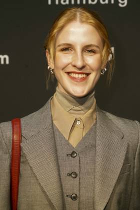 Klara Lange, Schauspielerin zu Gast auf dem roten Teppich bei der Preisverleihung des 47. Jupiter-Award im Altonaer Kaispeicher am 10.04.2025 in Hamburg Hamburg Deutschland