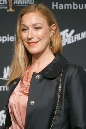 Julia Stinshoff, Schauspielerin zu Gast auf dem roten Teppich bei der Preisverleihung des 47. Jupiter-Award im Altonaer Kaispeicher am 10.04.2025 in Hamburg Hamburg Deutschland