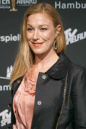Julia Stinshoff, Schauspielerin zu Gast auf dem roten Teppich bei der Preisverleihung des 47. Jupiter-Award im Altonaer Kaispeicher am 10.04.2025 in Hamburg Hamburg Deutschland