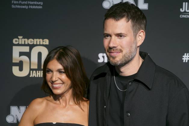 Johannes Strate, Saenger der Band Revolverheld und seiner Partnerin Anna Angelina Wolfers zu Gast auf dem roten Teppich bei der Preisverleihung des 47. Jupiter-Award im Altonaer Kaispeicher am 10.04.2025 in Hamburg Hamburg Deutschland
