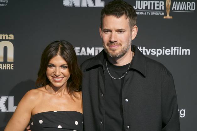 Johannes Strate, Saenger der Band Revolverheld und seiner Partnerin Anna Angelina Wolfers zu Gast auf dem roten Teppich bei der Preisverleihung des 47. Jupiter-Award im Altonaer Kaispeicher am 10.04.2025 in Hamburg Hamburg Deutschland