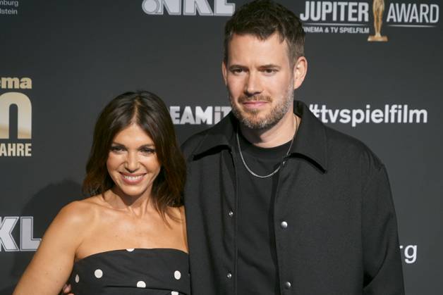 Johannes Strate, Saenger der Band Revolverheld und seiner Partnerin Anna Angelina Wolfers zu Gast auf dem roten Teppich bei der Preisverleihung des 47. Jupiter-Award im Altonaer Kaispeicher am 10.04.2025 in Hamburg Hamburg Deutschland