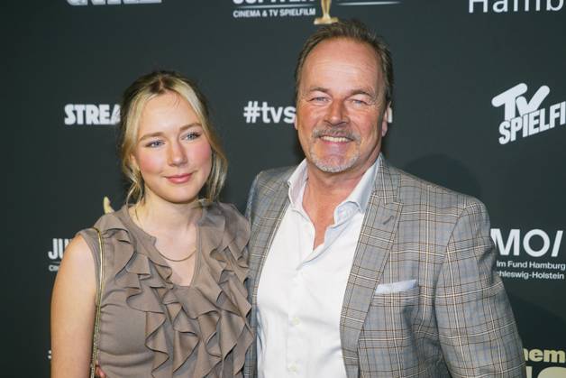 Till Demtroeder, Schauspieler, kommt mit seiner Tochter Lina Demtroeder zu Gast auf dem roten Teppich bei der Preisverleihung des 47. Jupiter-Award im Altonaer Kaispeicher am 10.04.2025 in Hamburg Hamburg Deutschland
