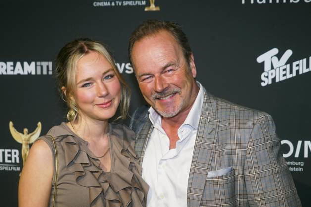 Till Demtroeder, Schauspieler, kommt mit seiner Tochter Lina Demtroeder zu Gast auf dem roten Teppich bei der Preisverleihung des 47. Jupiter-Award im Altonaer Kaispeicher am 10.04.2025 in Hamburg Hamburg Deutschland