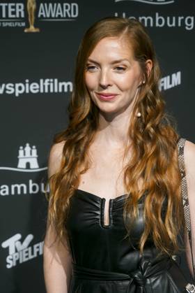 Pheline Roggan, Schauspielerin zu Gast auf dem roten Teppich bei der Preisverleihung des 47. Jupiter-Award im Altonaer Kaispeicher am 10.04.2025 in Hamburg Hamburg Deutschland