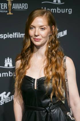Pheline Roggan, Schauspielerin zu Gast auf dem roten Teppich bei der Preisverleihung des 47. Jupiter-Award im Altonaer Kaispeicher am 10.04.2025 in Hamburg Hamburg Deutschland