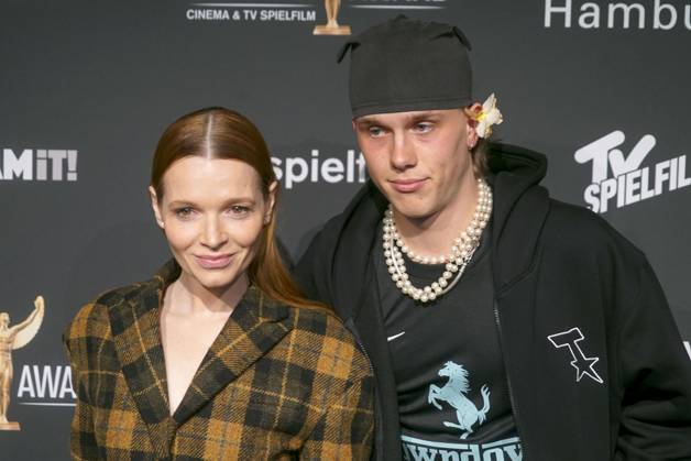 Karoline Herfurth, Schauspielerin, mit Noah Kraus, Saenger und Schauspieler zu Gast auf dem roten Teppich bei der Preisverleihung des 47. Jupiter-Award im Altonaer Kaispeicher am 10.04.2025 in Hamburg Hamburg Deutschland