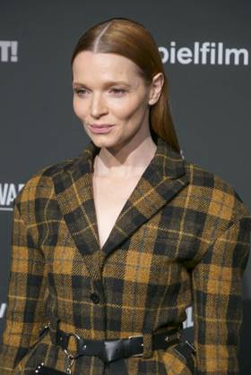 Karoline Herfurth, Schauspielerin zu Gast auf dem roten Teppich bei der Preisverleihung des 47. Jupiter-Award im Altonaer Kaispeicher am 10.04.2025 in Hamburg Hamburg Deutschland