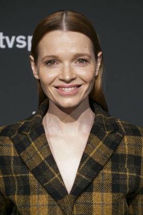 Karoline Herfurth, Schauspielerin zu Gast auf dem roten Teppich bei der Preisverleihung des 47. Jupiter-Award im Altonaer Kaispeicher am 10.04.2025 in Hamburg Hamburg Deutschland