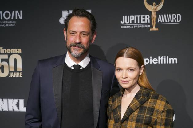 Karoline Herfurth, Schauspielerin, mit ihrem Ehemann Chris Doll, Produzent und Geschaeftsführer Hellinger & Doll zu Gast auf dem roten Teppich bei der Preisverleihung des 47. Jupiter-Award im Altonaer Kaispeicher am 10.04.2025 in Hamburg Hamburg Deutschland