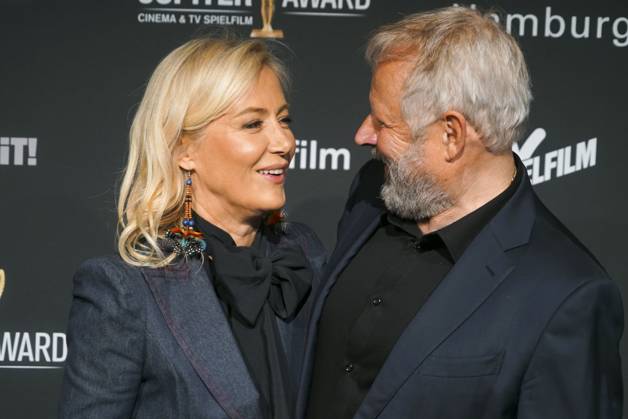 Axel Milberg, Schauspieler, und seine Ehefrau Edith Milberg zu Gast auf dem roten Teppich bei der Preisverleihung des 47. Jupiter-Award im Altonaer Kaispeicher am 10.04.2025 in Hamburg Hamburg Deutschland