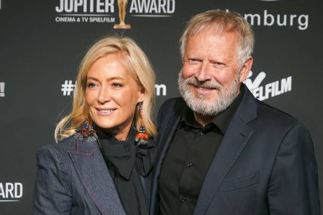Axel Milberg, Schauspieler, und seine Ehefrau Edith Milberg zu Gast auf dem roten Teppich bei der Preisverleihung des 47. Jupiter-Award im Altonaer Kaispeicher am 10.04.2025 in Hamburg Hamburg Deutschland