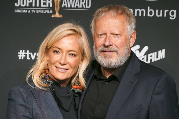 Axel Milberg, Schauspieler, und seine Ehefrau Edith Milberg zu Gast auf dem roten Teppich bei der Preisverleihung des 47. Jupiter-Award im Altonaer Kaispeicher am 10.04.2025 in Hamburg Hamburg Deutschland