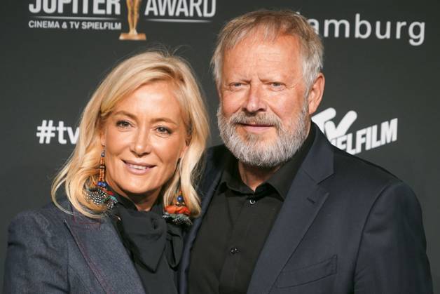Axel Milberg, Schauspieler, und seine Ehefrau Edith Milberg zu Gast auf dem roten Teppich bei der Preisverleihung des 47. Jupiter-Award im Altonaer Kaispeicher am 10.04.2025 in Hamburg Hamburg Deutschland
