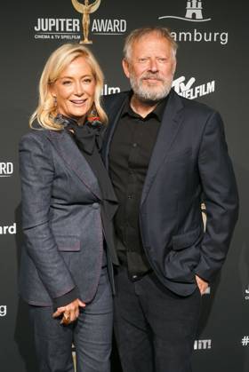 Axel Milberg, Schauspieler, und seine Ehefrau Edith Milberg zu Gast auf dem roten Teppich bei der Preisverleihung des 47. Jupiter-Award im Altonaer Kaispeicher am 10.04.2025 in Hamburg Hamburg Deutschland
