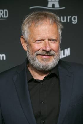 Axel Milberg Schauspieler zu Gast auf dem roten Teppich bei der Preisverleihung des 47. Jupiter-Award im Altonaer Kaispeicher am 10.04.2025 in Hamburg Hamburg Deutschland