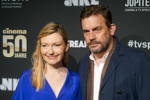 Sebastian Bezzel und Ehefrau Johanna Christine Gehlen Ehepaar Schauispieler zu Gast auf dem roten Teppich bei der Preisverleihung des 47. Jupiter-Award im Altonaer Kaispeicher am 10.04.2025 in Hamburg Hamburg Deutschland