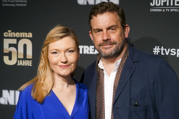 Sebastian Bezzel und Ehefrau Johanna Christine Gehlen Ehepaar Schauispieler zu Gast auf dem roten Teppich bei der Preisverleihung des 47. Jupiter-Award im Altonaer Kaispeicher am 10.04.2025 in Hamburg Hamburg Deutschland
