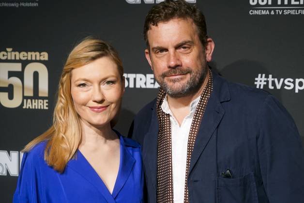 Sebastian Bezzel und Ehefrau Johanna Christine Gehlen Ehepaar Schauispieler zu Gast auf dem roten Teppich bei der Preisverleihung des 47. Jupiter-Award im Altonaer Kaispeicher am 10.04.2025 in Hamburg Hamburg Deutschland