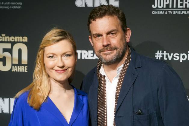 Sebastian Bezzel und Ehefrau Johanna Christine Gehlen Ehepaar Schauispieler zu Gast auf dem roten Teppich bei der Preisverleihung des 47. Jupiter-Award im Altonaer Kaispeicher am 10.04.2025 in Hamburg Hamburg Deutschland