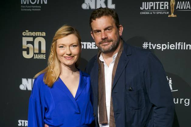Sebastian Bezzel und Ehefrau Johanna Christine Gehlen Ehepaar Schauispieler zu Gast auf dem roten Teppich bei der Preisverleihung des 47. Jupiter-Award im Altonaer Kaispeicher am 10.04.2025 in Hamburg Hamburg Deutschland