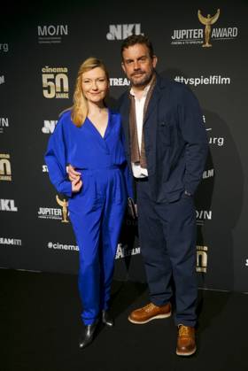 Sebastian Bezzel und Ehefrau Johanna Christine Gehlen Ehepaar Schauispieler zu Gast auf dem roten Teppich bei der Preisverleihung des 47. Jupiter-Award im Altonaer Kaispeicher am 10.04.2025 in Hamburg Hamburg Deutschland