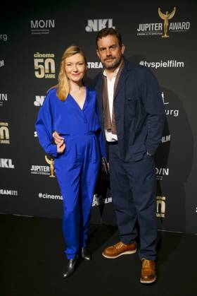 Sebastian Bezzel und Ehefrau Johanna Christine Gehlen Ehepaar Schauispieler zu Gast auf dem roten Teppich bei der Preisverleihung des 47. Jupiter-Award im Altonaer Kaispeicher am 10.04.2025 in Hamburg Hamburg Deutschland