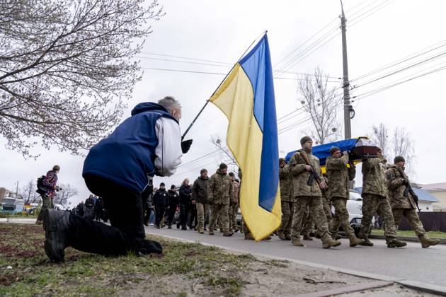 Bilder des Jahres 2025, News 04 April News Bilder des Tages People kneel in the town of Slavuta, paying their respect, as the coffin of fallen service member of the Ukrainian Armed Forces, Oleksandr Oleksandrovych Samoilovych is carried to the local church. Born on September 17, 2006, Samoilovych was only 18 years old when he was killed in the Pokrovsk region on April 5, 2025. Slavuta Khmelnytskyi Oblast Ukraine