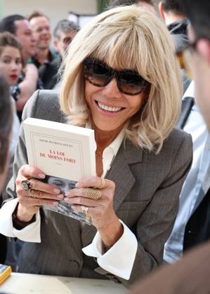 Bilder des Jahres 2025, News 04 April News Themen der Woche KW15 La Première dame Brigitte Macron au Festival du Livre de Paris 2025 au Grand Palais à Paris La Première dame Brigitte Macron au Festival du Livre de Paris 2025 au Grand Palais à Paris, Fran ce, le 11 avril 2025 Dnis Guignebourg Bestimage French First Lady Brigitte Macron at the 2025 Paris Book Festival at the Grand Palais in Paris, France, April 11, 2025 Paris France  Copyright: xDenisxGuignebourgx xBestimagexDenisxGuignebourgx xBestimagex