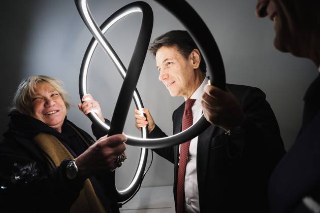 Bilder des Jahres 2025, News 04 April News Themen der Woche KW15 News Bilder des Tages Milan, Institutional visits to the Salone Internazionale del Mobile during the Milan Design Week 2025 at Rho Fiera Milano. In the photo: Giuseppe Conte (president of the 5 Star Movement)  Copyright: xAlessandroxBremecx xipa-agency.netx xx IPA_Agency_IPA56395589