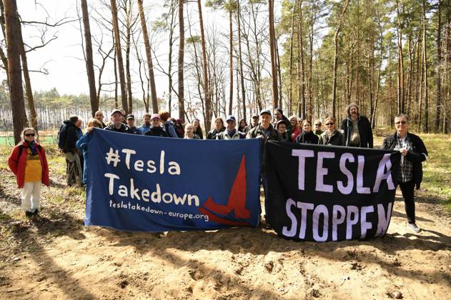 Bilder des Jahres 2025, News 04 April News Themen der Woche KW15 News Bilder des Tages Tesla Takedown Demonstration gegen den Elektroautohersteller Tesla und dessen Leiter Elon Musk. Grünheide, 12.04.2025