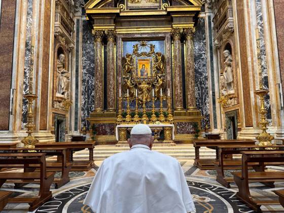 Bilder des Jahres 2025, News 04 April News Bilder des Tages Pope Francis Prays at Santa Maria Maggiore Basilica - Rome Pope Francis prays at Santa Maria Maggiore Basilica in Rome, Italy on April 12, 2025 a day before the beginning of the celebrations of the Holy Week. Pope Francis is convalescing for three weeks after being released from Gemelli Hospital. Photo by (EV) Vatican Media ABACAPRESS.COM Rome Italy  Copyright: xABACAx