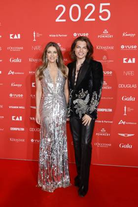 Bilder des Jahres 2025, Entertainment 04 April Entertainment Themen der Woche KW15 Entertainment Bilder des Tages Die britische Schauspielerin Elizabeth Hurley (Liz Hurley) und ihr Sohn Schauspieler Damian Hurley auf dem Roten Teppich bei der Verleihung der SPA Awards 2025 im Steigenberger Grandhotel & Spa Petersberg in Königswinter bei Bonn. Königswinter, 12.04.2025 NRW Deutschland Copyright: xChristophxHardtx