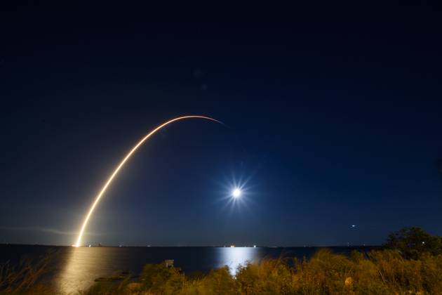 Bilder des Jahres 2025, News 04 April News Themen der Woche KW15 News Bilder des Tages April 12, 2025, Merritt Island, Florida, USA: A SpaceX Falcon 9 rocket carrying 21 Starlink satellites, including 13 with Direct to Cell capabilities, lifts off from Launch Complex 39A at NASAÃ¢â‚¬â ¢s Kennedy Space Center in Florida at 8:53 p.m. EDT on Apr. 12, 2025. Merritt Island USA - ZUMAb268 20250412_znp_b268_008 Copyright: xJenniferxBriggsx