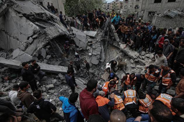 Bilder des Jahres 2025, News 04 April Palestinian residents and civil defense teams conduct a search and rescue operation in building targeted by the Israeli army in Jabalia Palestinian residents and civil defense teams conduct a search and rescue operation in building targeted by the Israeli army in Jabalia, central of Gaza Strip, on April 13, 2025. Casualties and injuries were reported in the attack. Photo by Omar Ashtawy apaimages Jabalia Gaza Strip Palestinian Territory 130425_Jabalia_OSH_00(2) Copyright: xapaimagesxOmarxAshtawyx xapaimagesx