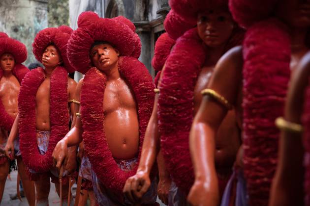Bilder des Jahres 2025, News 04 April News Themen der Woche KW15 News Bilder des Tages Lal Kach (Red Glass) 2025 Hindu devotees prepare to participate in the Lal Kach procession on the last day of the Bangla year in Munshiganj, Bangladesh, on April 13, 2025. Munshiganj Bangladesh  Copyright: xZiaulxHaquex originalFilename: haque-notitle250413_np8c0.jpg