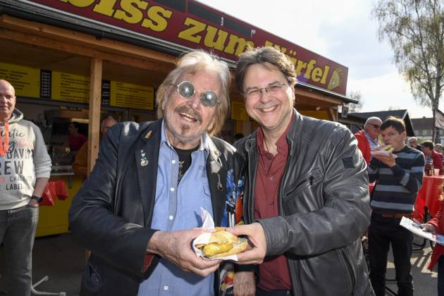 Bilder des Jahres 2025, Entertainment 04 April Entertainment Themen der Woche KW16 Entertainment Bilder des Tages Frank Zander mit Sohn Marcus Zander praesentieren den echten Zander im Broetchen das Backfischbroetchen a la Frank Zander ab Montag 14.04.2025 Exklusiv verkauf Zum Wuerfel Imbiss Berlin Reinickendorf Aril 2025 - Frank Kurt Zander (* 4. Februar 1942 in Berlin) ist ein deutscher Schlagersänger Berlin Deutschland