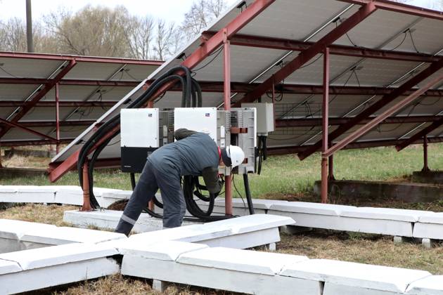 Opening of solar park in Chornobyl An employee works at a photovoltaic power station, which has a capacity of 0.8 MW and covers an area of more than 3,000 square meters, at the industrial site of the Chernobyl Nuclear Power Plant in the Kyiv region, Ukraine, on April 12, 2025. Kyiv region Ukraine  Copyright: xTARASOVx originalFilename: ukrinform-openingo250412_npUQr.jpg